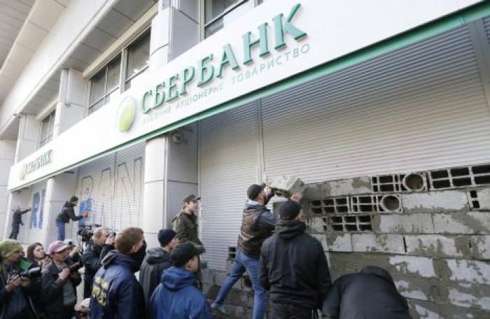 В Киеве замуровали центральное отделение российского Сбербанка