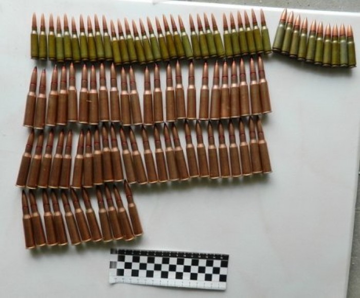 В киевском подъезде рабочие нашли оружие и боеприпасы