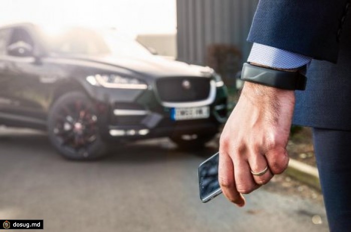Владельцы Jaguar смогут управлять своими машинами с помощью часов