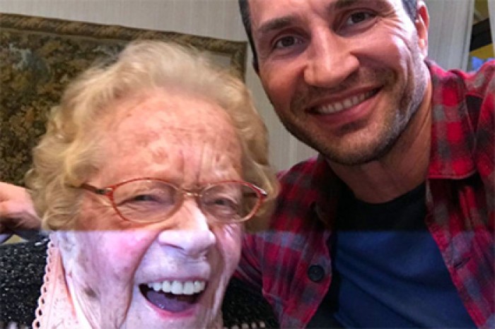 Владимир Кличко встретился со 110-летней фанаткой