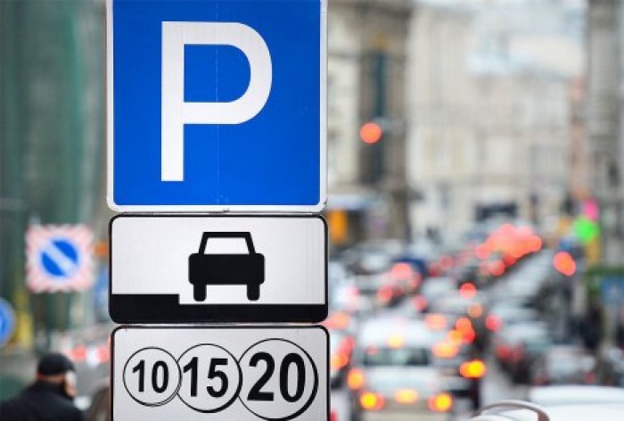В Москве эвакуатор раздавил крышу иномарки