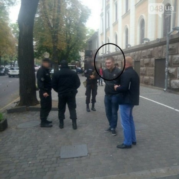 В Одессе мужчина останавливал маршрутку стрельбой
