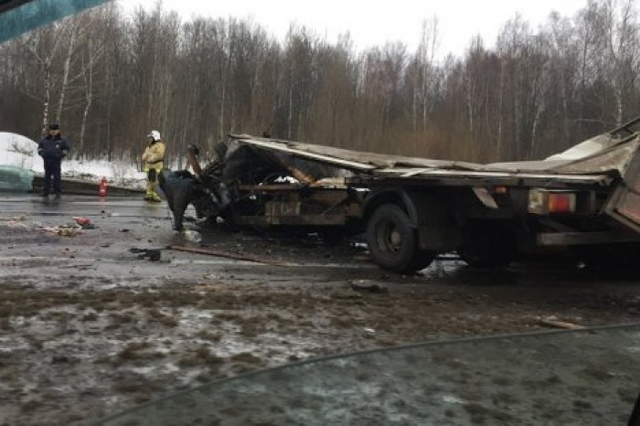 Водитель сгорел в машине после столкновения с большегрузом