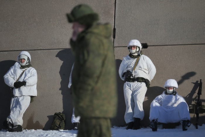 Военнослужащие ВДВ отправились в Арктику учиться десантированию на льдины