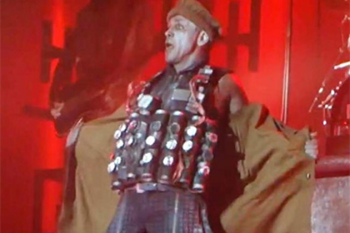 Вокалист Rammstein вышел на сцену с муляжом пояса шахида