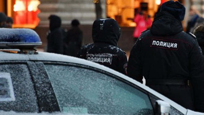 Во Владивостоке женщина "выгуливала" младенца на карнизе