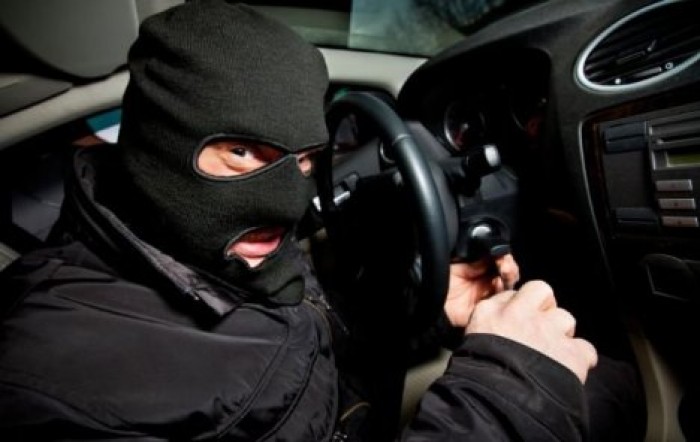В Петербурге вооруженные преступники угнали автомобиль вместе с владельцами