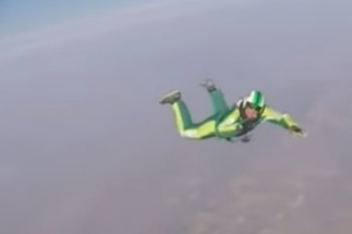 В сети появилось видео прыжка экстремала без парашюта