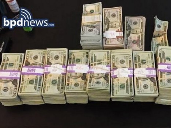 В США таксист вернул рассеянному пассажиру мешок денег