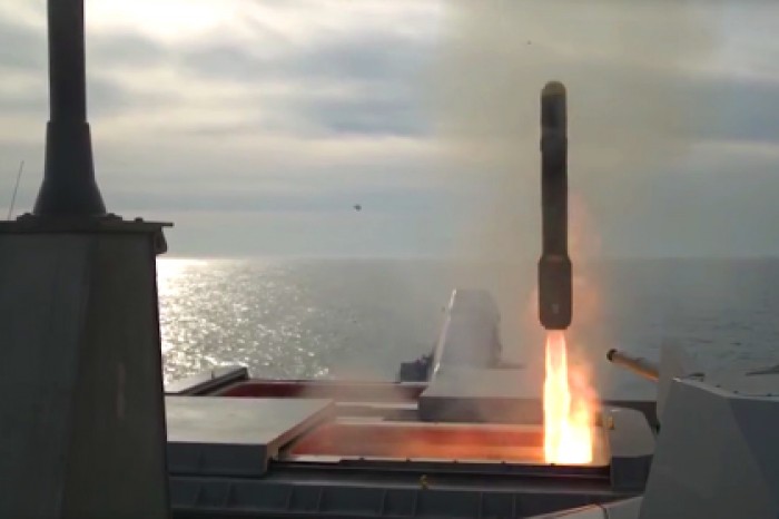 В США успешно испытали вертолетную ракету Hellfire с борта корабля