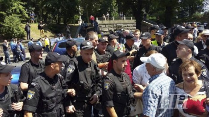 В центре Киева произошли столкновения митингующих с Нацгвардией
