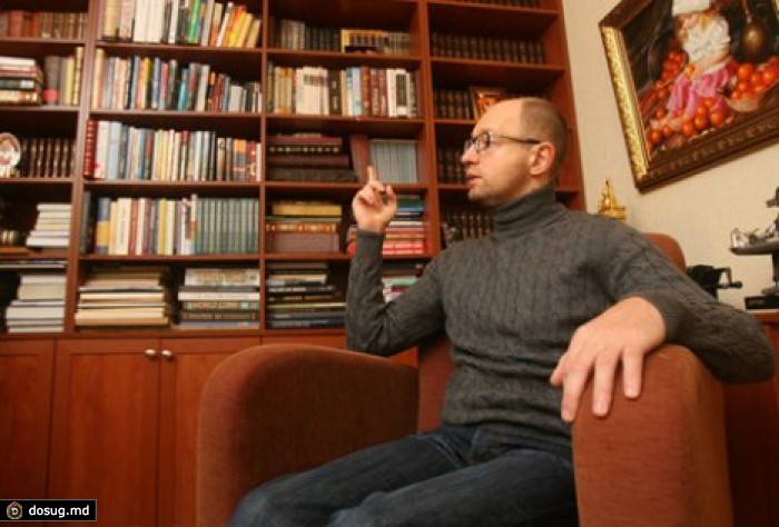 Яценюк призвал патрульную полицию оставить в покое "бабушек с сигаретами"