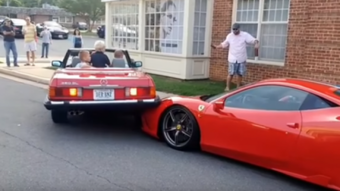 Женщина припарковалась на капоте Ferrari 458 Speciale за 300 тысяч долларов
