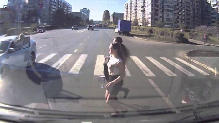 Женщина сбила трех пешеходов на "зебре"