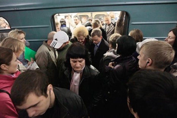 Женщине сломали ногу в двух местах во время давки в московском метро