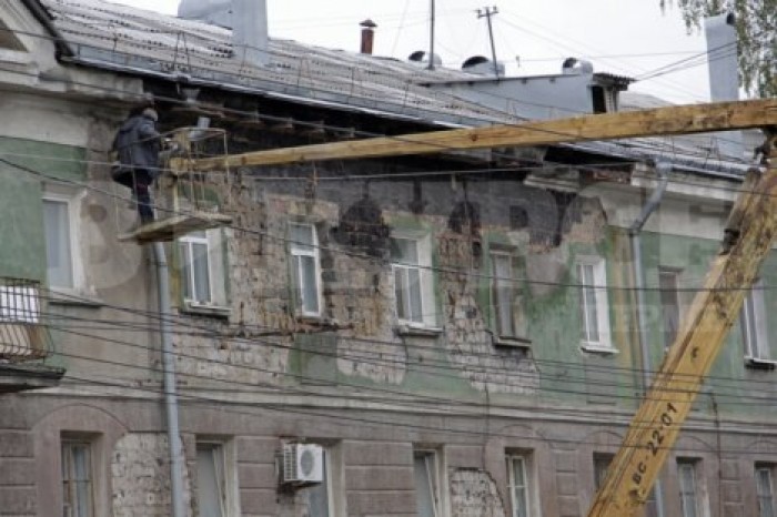 Женщину на Алтае убило отвалившимся куском фасада