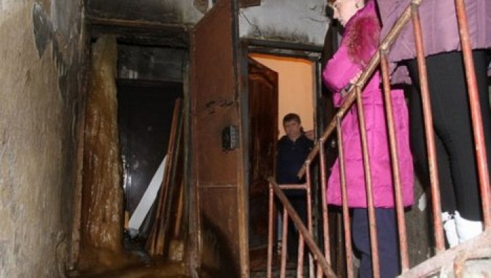 Жители дома в Свердловской области жалуются на двухметровый сталагмит из фекалий