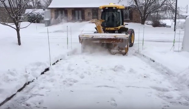 Как чистят дороги от снега в Канаде