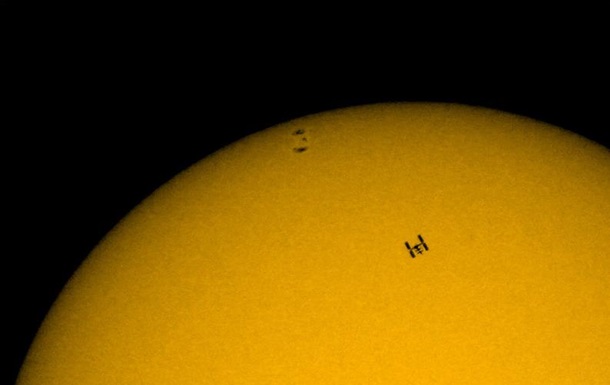 NASA показало редкое фото МКС на фоне Солнца