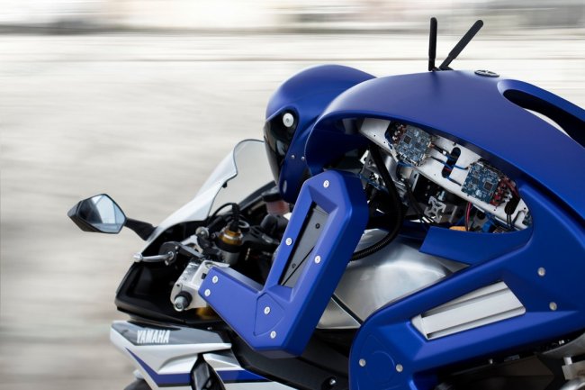 Робот, управляющий супербайком Yamaha
