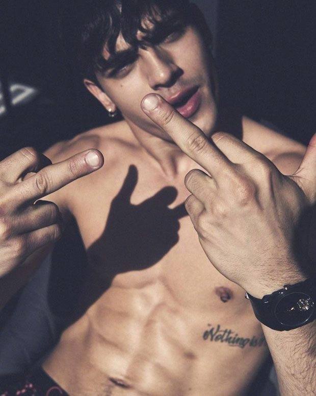 Джонаттан Буряк в PAPER Magazine