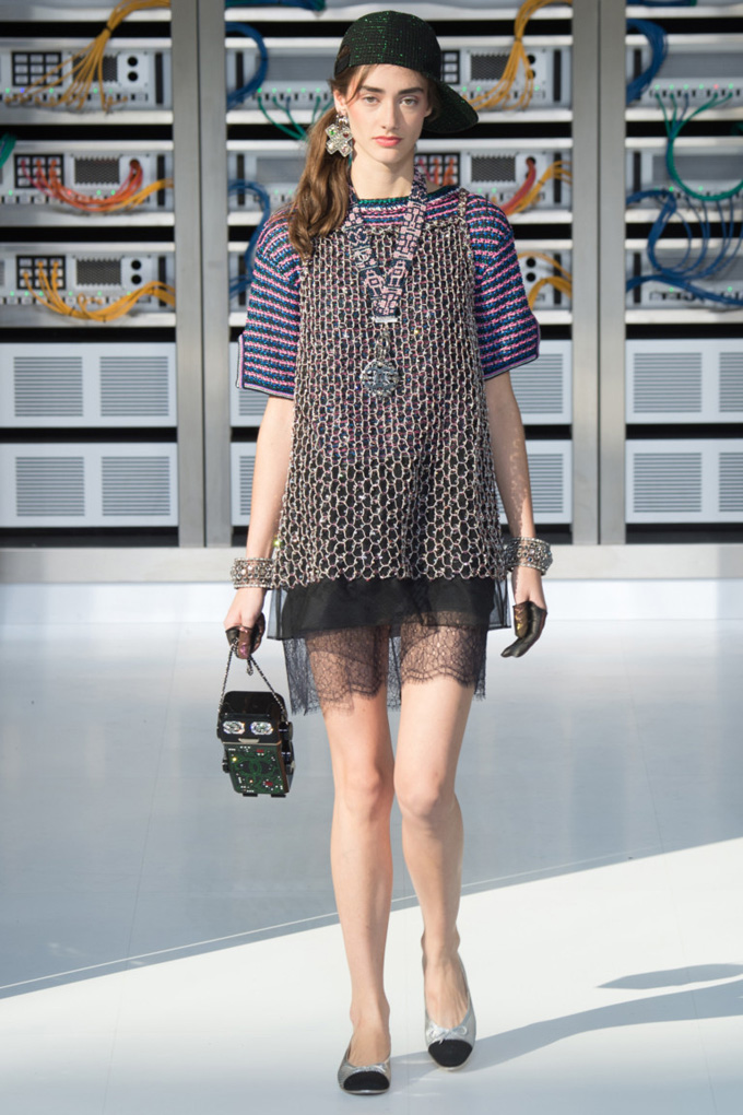 Неделя моды в Париже: Chanel весна 2017