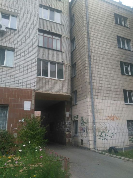 Очень тесное соседство двух пятиэтажек