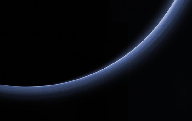 NASA показало в деталях голубую дымку на Плутоне
