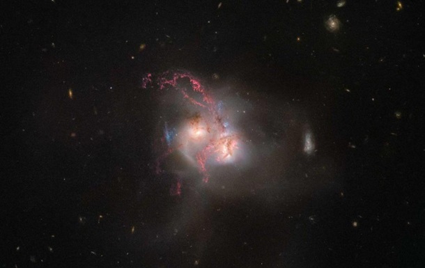 NASA показало слияние двух галактик