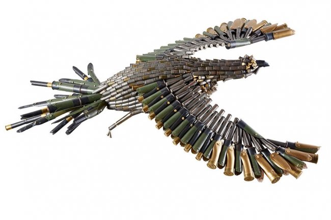 Скульптуры животных из оружейных боеприпасов