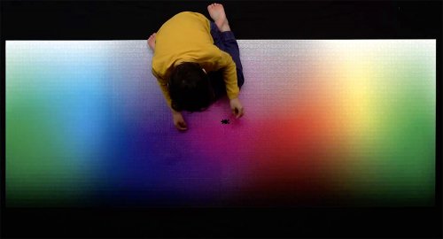 Гигантский пазл из 5000 элементов с изображением цветовой гаммы CMYK