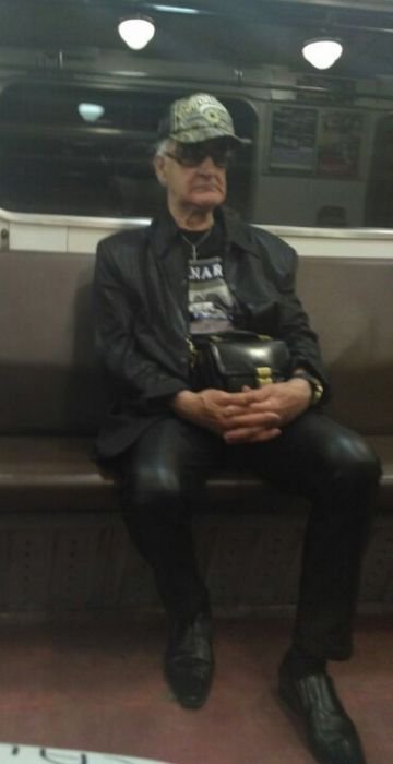 Модники и модницы в метро