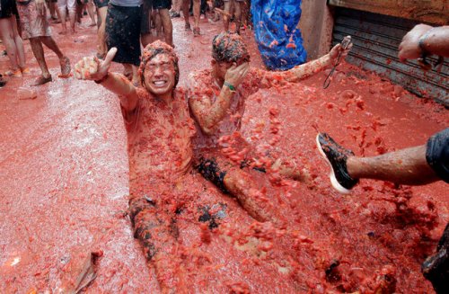 В Испании прошла ежегодная битва помидорами La Tomatina 2017