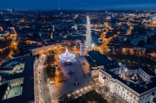 Рождественская ёлка в Вильнюсе, украшенная 70 тысячами лампочек и 2700 игрушками