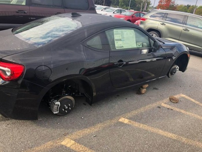 В дилерском центре Toyota воры разули 12 новых авто, оставив вместо колес камни