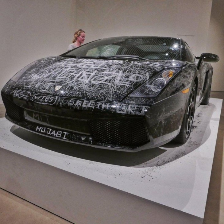 На этом Lamborghini можно нацарапать что угодно, и конечно без нашего брата не обошлось