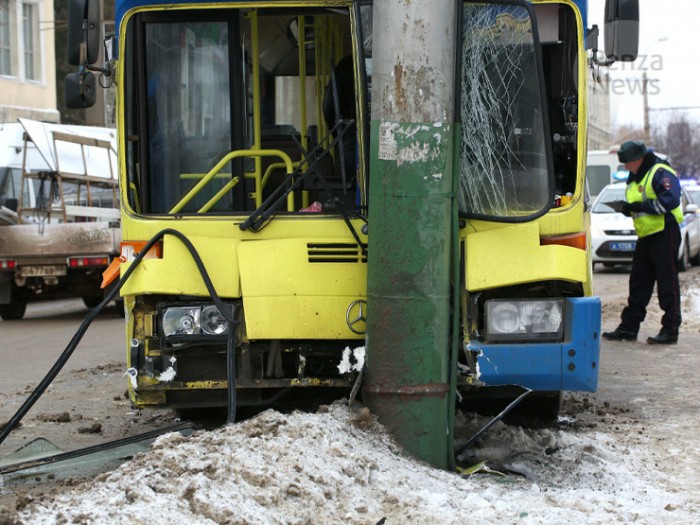 Лобовой удар автобуса в столб. Кадры из салона