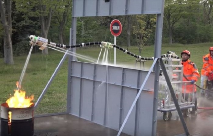 Японцы создали летающий пожарный шланг, который реально облегчит задачи спасателей