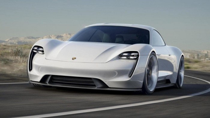 Электромобиль Porsche Taycan тестируют на Нюрбургринге: видео