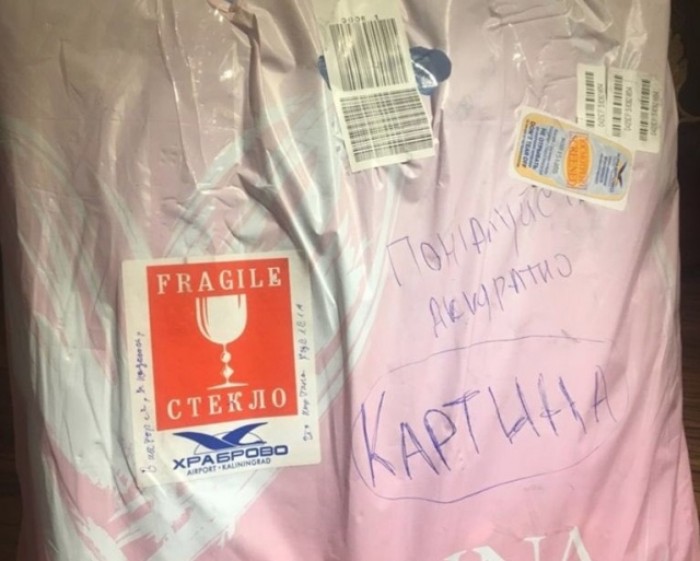 Пассажирку самолета попросили сдать хрупкую картину в багаж