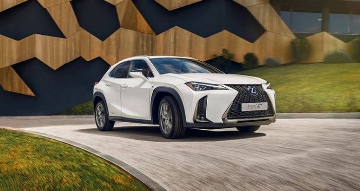 Первый в истории Lexus компактный кроссовер UX выйдет в начале 2019 года (3 фото)