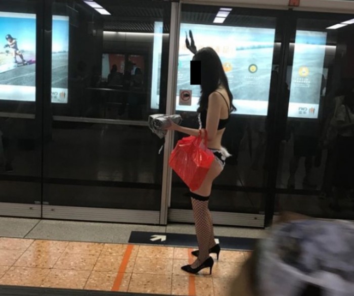 Раскованная девушка в метро Гонконга