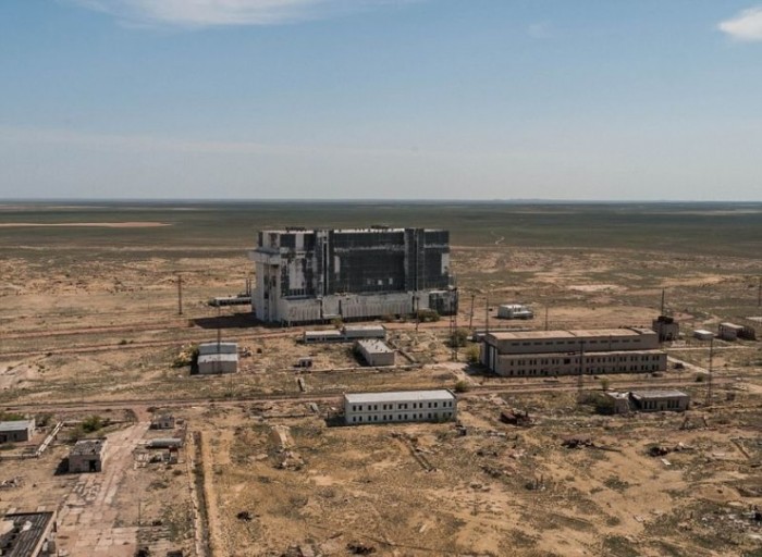 Советские космические корабли, ржавеющие в гигантском заброшенном ангаре (23 фото)