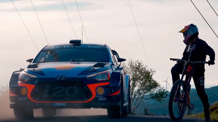 Red Bull сравнили в гонке велосипедиста и раллийный спорткар
