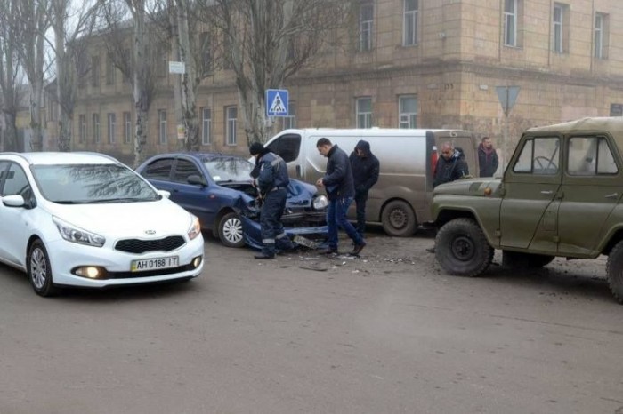 В столкновении с УАЗиком любой иномарке крепко достанется (3 фото)