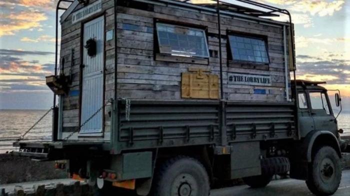 Чтобы прекратить жить на съемной квартире, парень превратил старый грузовик в дом на колесах