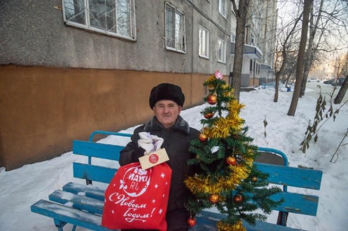 Компания из Новосибирска заплатила 25 тысяч дедушке, который обругал матом новогоднюю ёлку
