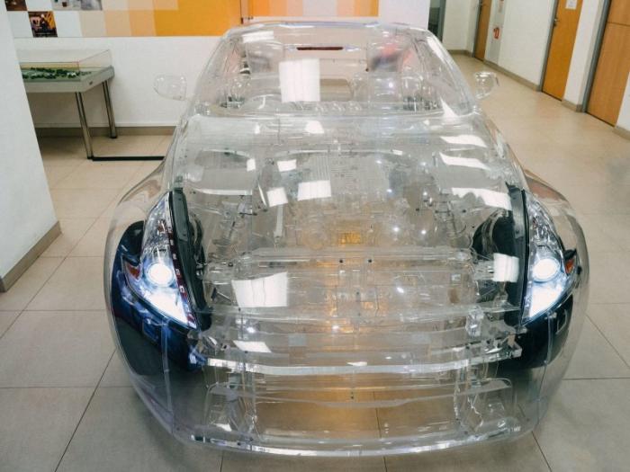 Полностью прозрачный Nissan 370Z для рекламы моторного масла