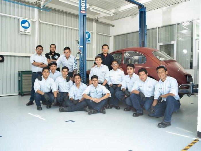 Volkswagen бесплатно отреставрировал Beetle, которым женщина владеет больше 50 лет Volkswagen бесплатно отреставрировал Beetle, которым женщина владеет больше 50 лет