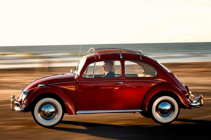 Volkswagen бесплатно отреставрировал Beetle, которым женщина владеет больше 50 лет Volkswagen бесплатно отреставрировал Beetle, которым женщина владеет больше 50 лет